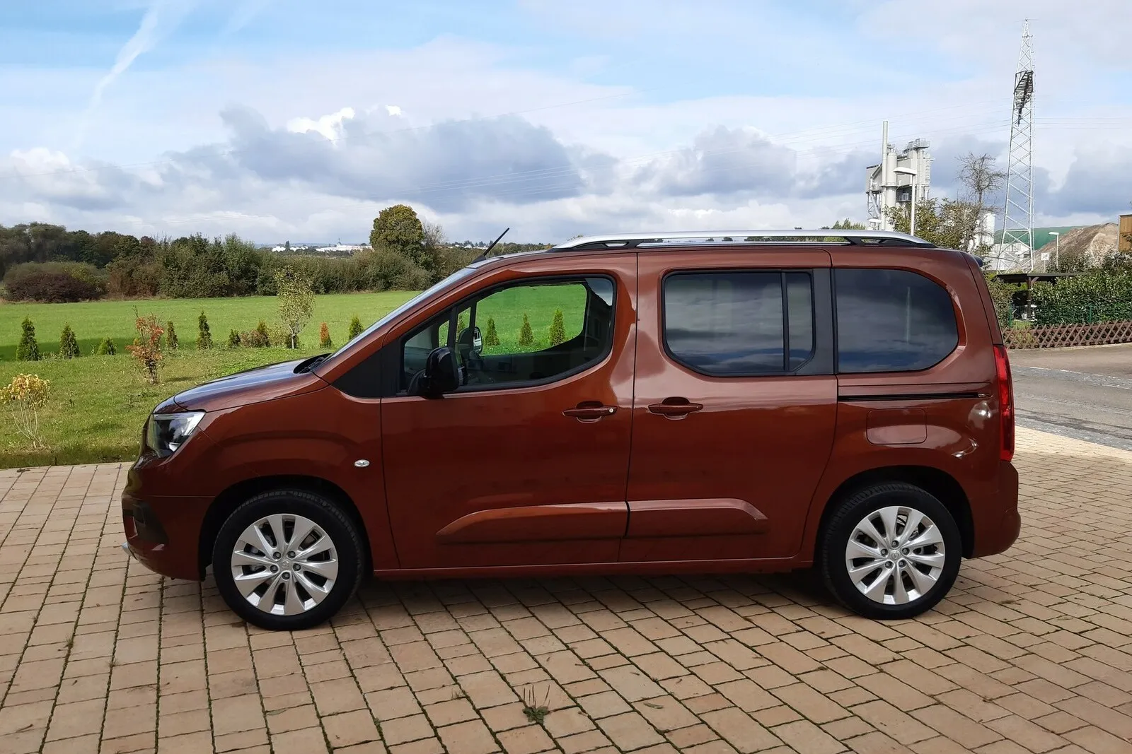 Vollelektrisch gibt es aber nicht nur die Kastenwägen. Auch die Hochdachkombis, hier der Opel Combo-e Life, fahren auf Wunsch mit Strom.